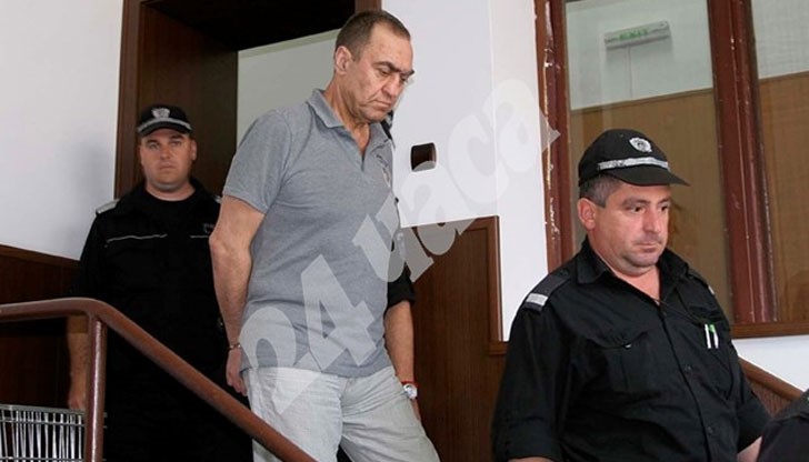 Той по чудо е бил спасен, след като е направил опит да разбие главата си с множество удари в стената