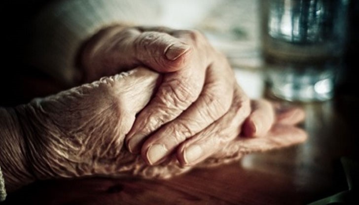 Росица Б. бе обвинена, че през януари 2013 г.е причинила по непредпазливост смъртта на детето, като през два часа му сложила 5 свещички ефералган