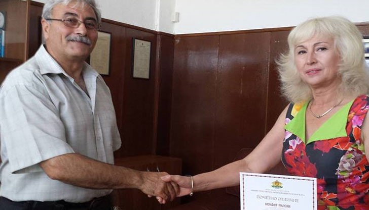 Наградата на г-жа Димитрова бе връчена от  г-н Димитър Райнов – Началник Регионален инспекторат по образование – гр. Русе