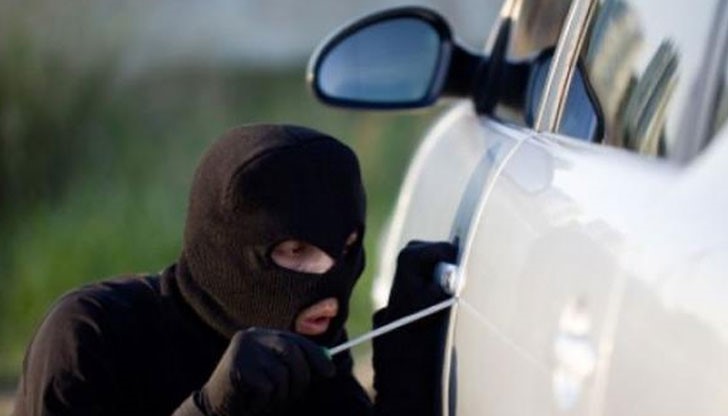 Извършителят е направил несполучлив опит да задигне паркираното возило Извършителят е направил несполучлив опит да задигне паркираното возило