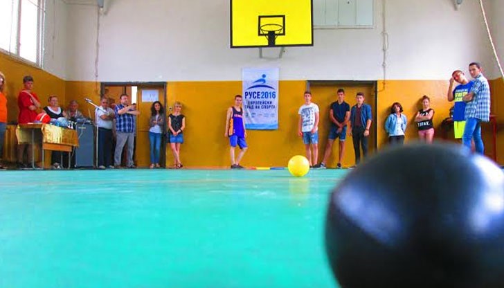 Над 40 участници, учители и ученици, събра състезанието по „петанк“, което се проведе днес