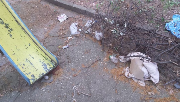 Моля, кмета да обърне най-после внимание и на нашата дворна площадка...