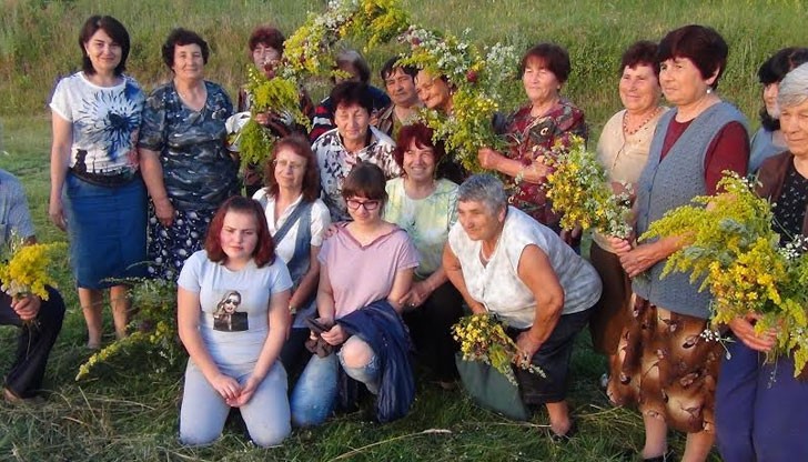 Още преди изгрев слънце към местността Бог баир се отправи група от тридесетина души