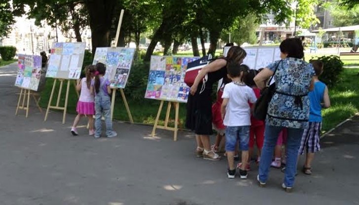 В Детския отдел беше открита изложба с детски рисунки „Различни и равни“