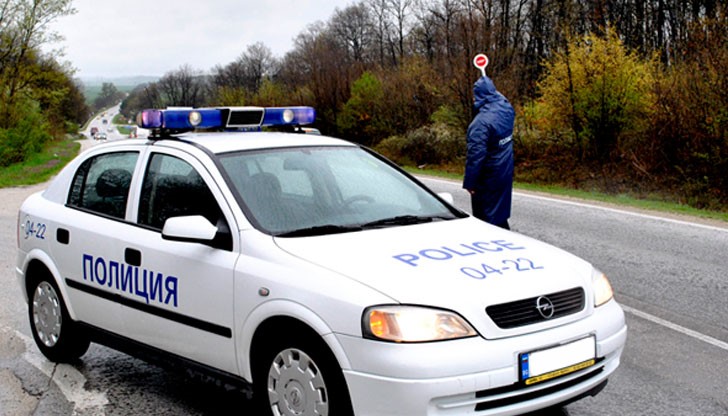 Трафикът се осъществява с пропускателен режим, в едно платно и се регулира от "Пътна полиция"