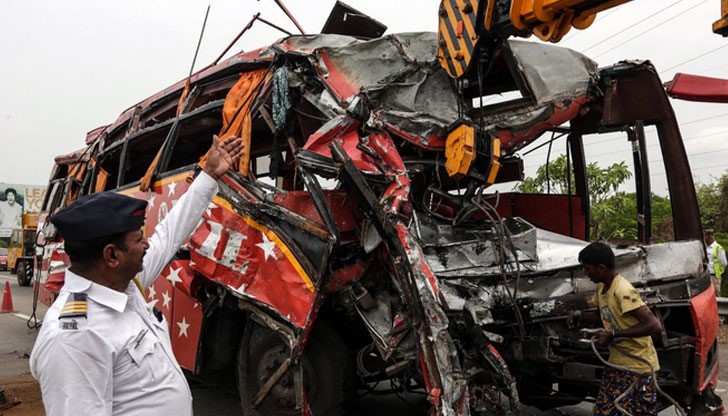 Повече от 35 души бяха ранени след като автобус, пътуващ по магистрала в Индия се блъсна в две коли