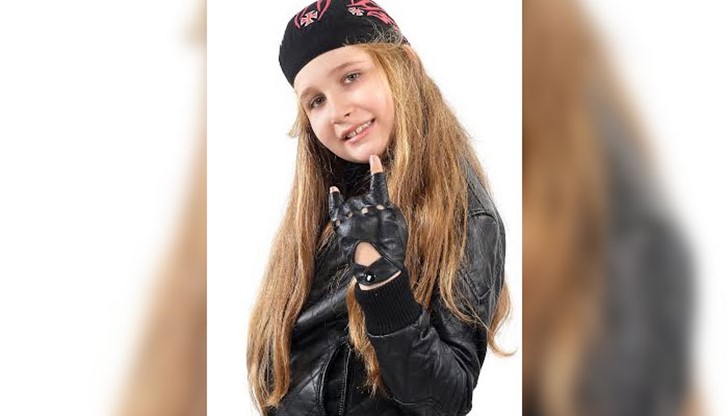 8-годишната Катрин Радева се представи в конкурса с авторската си песен "Рок послание"