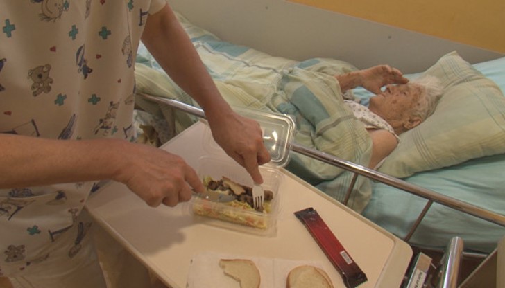 Гледаме баба Пена, храним я, но тя всеки момент може да почине, разказа лекари от болницата