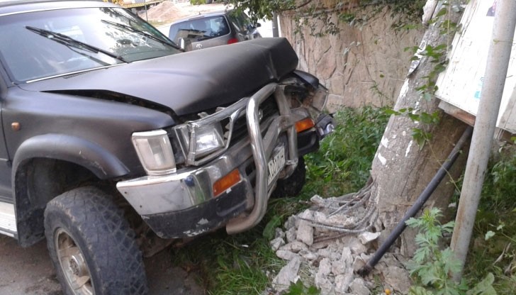 От инцидента леко е ранена шофьорката на автомобила / Снимката е илюстративна От инцидента леко е ранена шофьорката на автомобила / Снимката е илюстративна