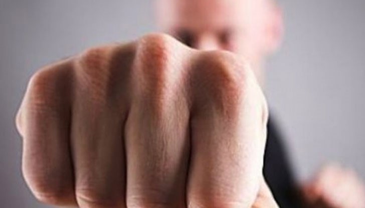 35-годишният Ц. М. се сдоби със 100 лева глоба, за агресия в офис в Търново 35-годишният Ц. М. се сдоби със 100 лева глоба, за агресия в офис в Търново