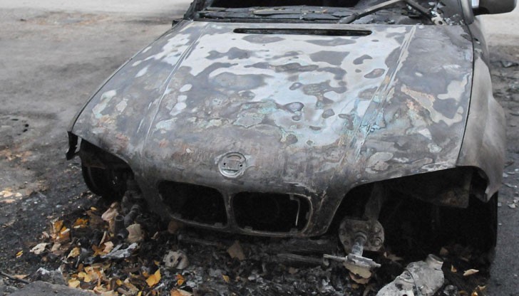 Пламъците са засегнали съседен автомобил „Мерцедес“ / Снимката е илюстративна Пламъците са засегнали съседен автомобил „Мерцедес“ / Снимката е илюстративна