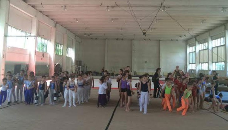 В зала "Локомотив" деца от 5 до 10 години вземат участие в международния турнир по гимнастика
