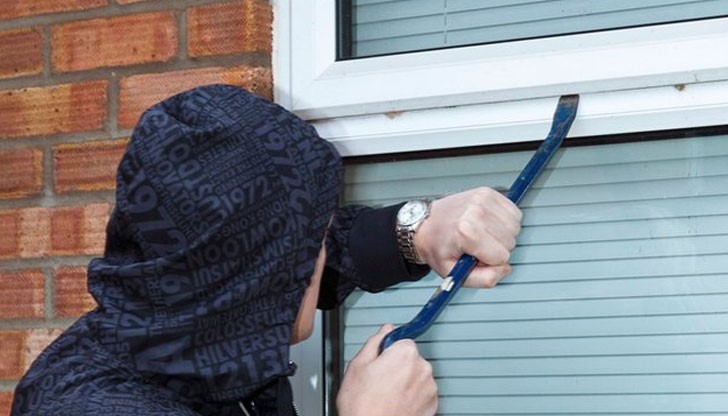 Крадците взели златни накити и 1 000 лева