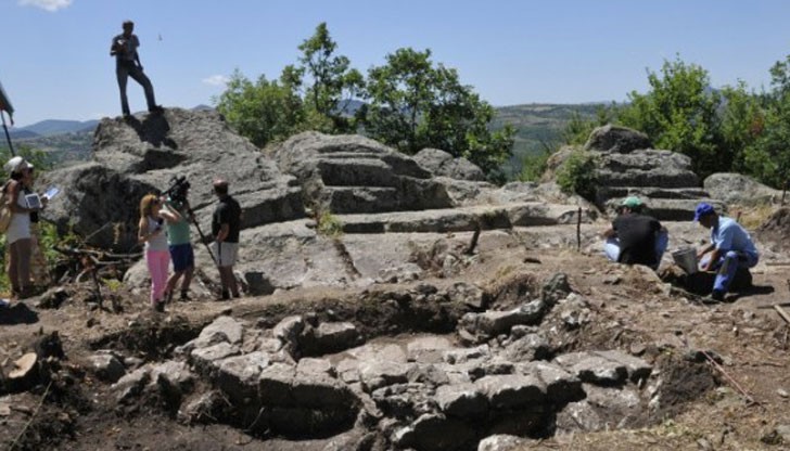 Аархеолози изследват античен религиозен комплекс, защитен от крепост от римско време