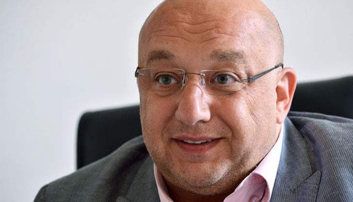 Министърът ще участва от 10.30 часа в официална церемония по откриването на комбинирана спортна площадка, наречена „Арена Бяла“