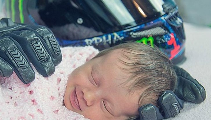 Затрогваща снимка показва как новороденото момиченце се усмихва в мото ръкавиците на баща си