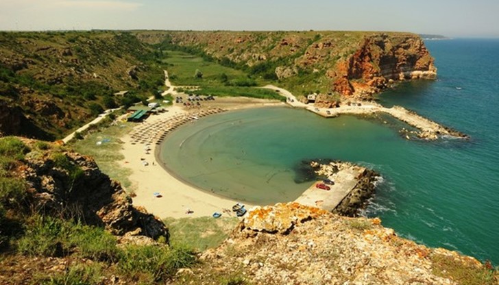 Заповедта да се затвори пътят до плажа, предизвика острото недоволство на хората от съседното село Българево