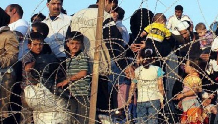 Между Резово и Звездец е наводнено от бежанци, режат оградата