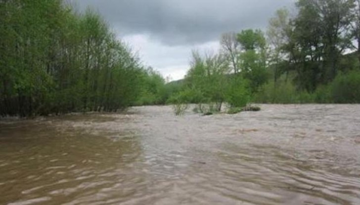 Река Стряма излезе от коритото си и заплашва да залее селата