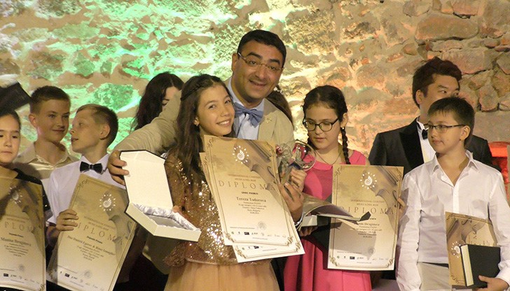 Талантливото русенско дете се яви в две категории на конкурса: „Пиано” и „Пеене”