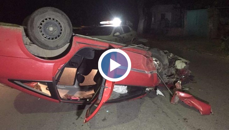 Лек автомобил "Опел Вектра", се блъснал в крайпътно дърво и паркирал по таван