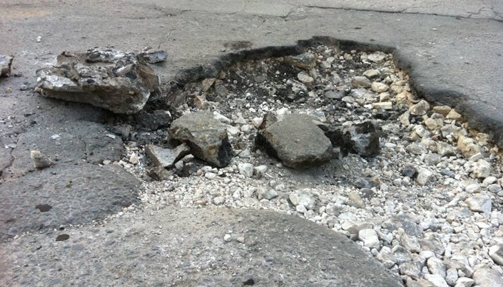 Растяща дупка в квартал "Здравец - Изток" на улица "Райна Княгиня"