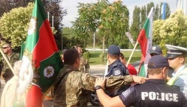 С юмруци и електрошкова палка група млади мъже с военни дрехи посрещнаха протестиращите