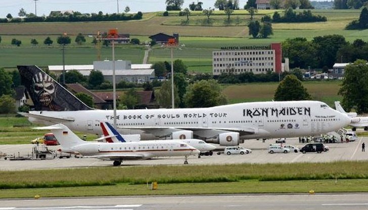 Mathieu von Rohr запечата в снимка самолетите на Iron Maiden, Меркел и Оланд един до друг на летище