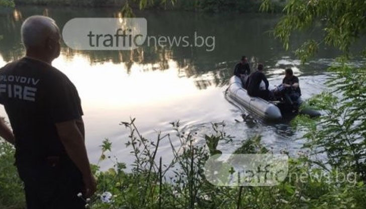 Над 30 пожарникари, полицаи и водолази участват в спасителната акция Над 30 пожарникари, полицаи и водолази участват в спасителната акция