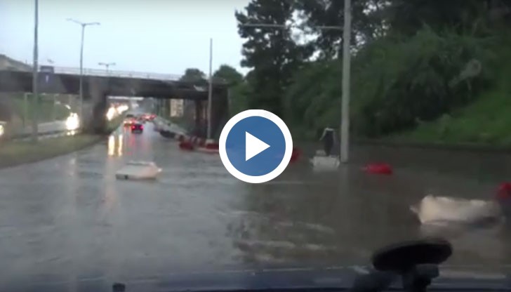 Наводненият булевард с плаващите бидони се превърна в уникална атракция