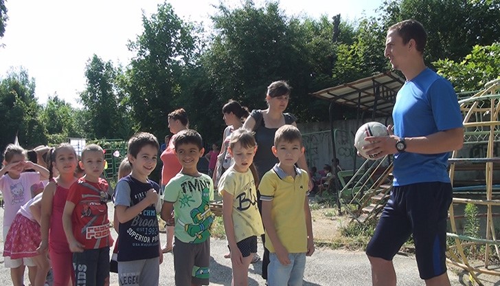 Децата се включиха в спортни игри, подходящи за възрастта им, под ръководството на треньори от клуба