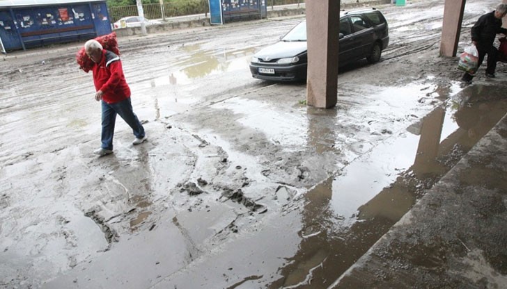 Има наводнени приземни етажи в Перник след силния дъжд