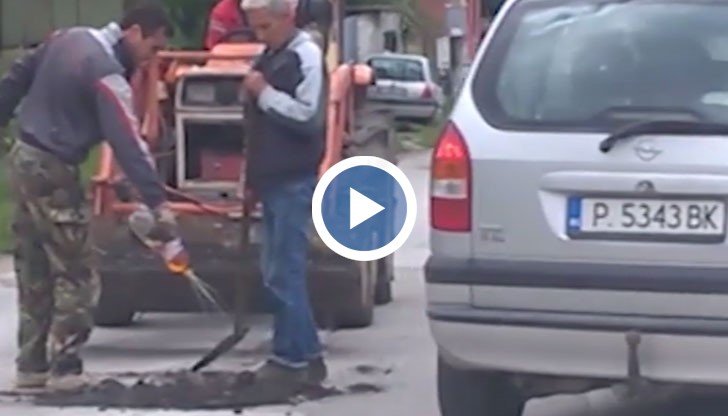 Майсторите тъпчат асфалта с крака и го поливат с нещо, което прилича на лимонада