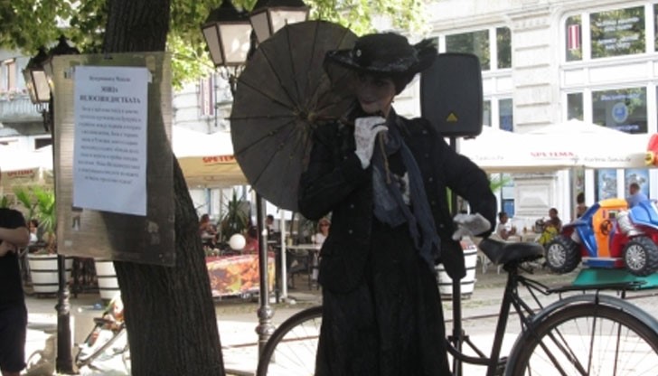 Общо 37 актьори изиграваха кратки етюди на различни теми под музикален съпровод, между които буквално застиваха за почивка