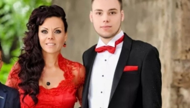 Анелия стана дама на сина си на абитуриентския му бал и мина с него по червения килим Анелия стана дама на сина си на абитуриентския му бал и мина с него по червения килим