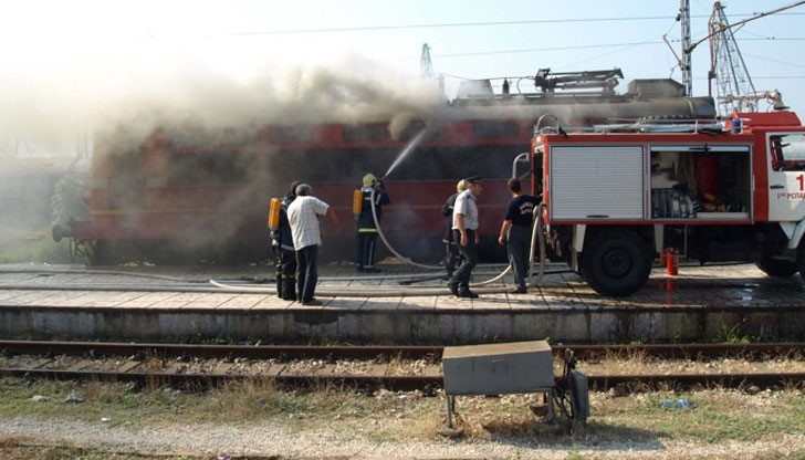 От локомотива излиза дим, без да има опасност за пътниците