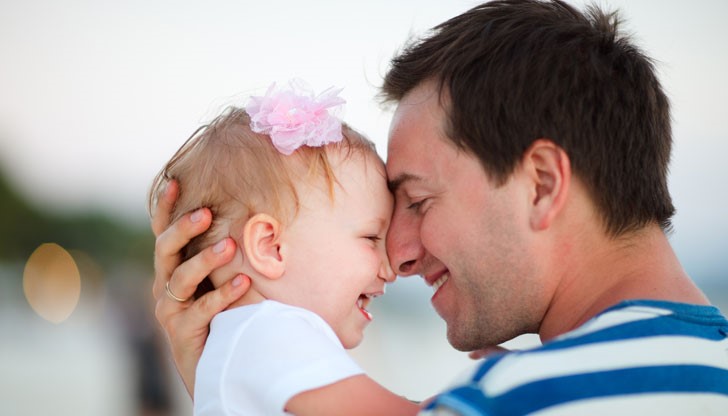 Бащата изгражда характера на децата, той дава кураж и сигурност Бащата изгражда характера на децата, той дава кураж и сигурност