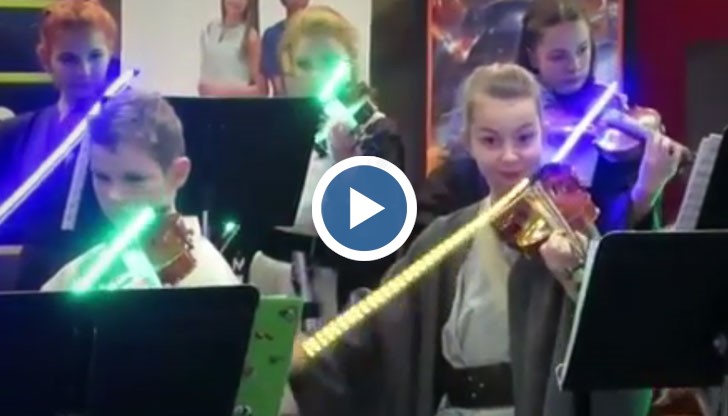 Малките музиканти са облечени като герои от "Междузвездни войни"