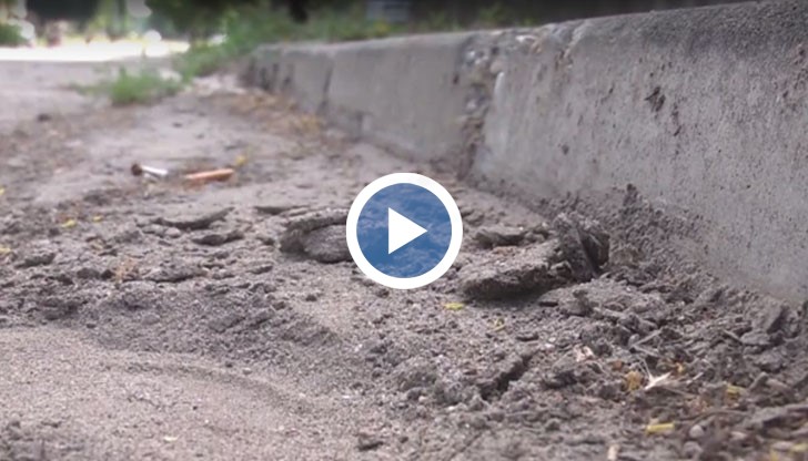 След отичането на водата от проливния дъжд, остана изсъхналата кал