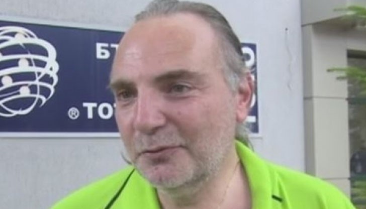 Ангел не пожела да уточни точно къде работи, но признава, че е в голям телеком