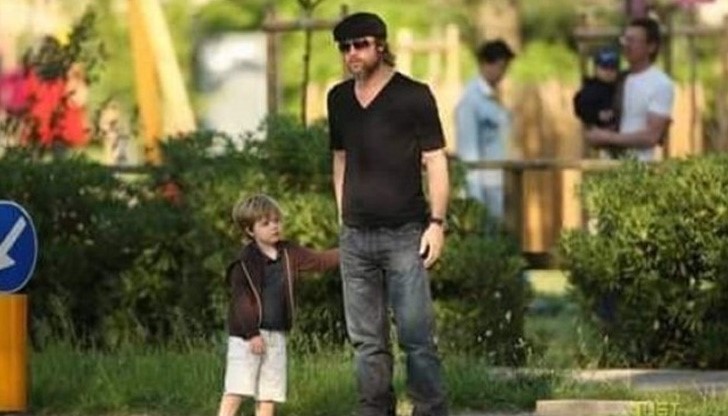 Снимка на Брад Пит с едно от децата му се разменя масово между туристите около езерото