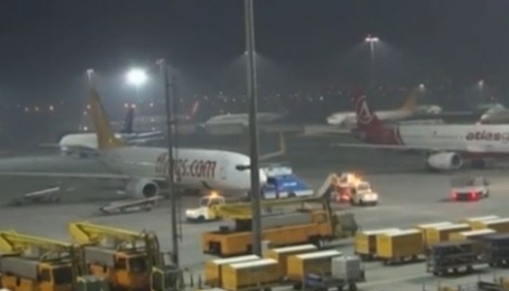 По данни на Ройтерс, на аеропорта са се взривили двама атентатори-самоубийци