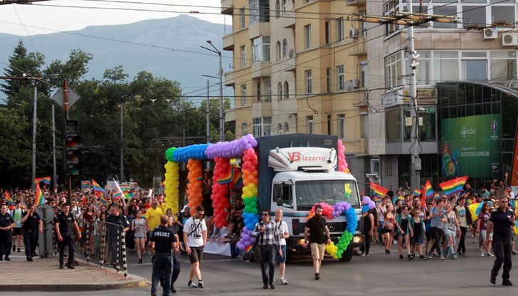 Деветият гей парад "София Прайд" почете с минута мълчание жертвите в Орландо