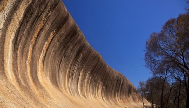 Каменна вълна с височина от 15 метра приковава погледите Каменна вълна с височина от 15 метра приковава погледите