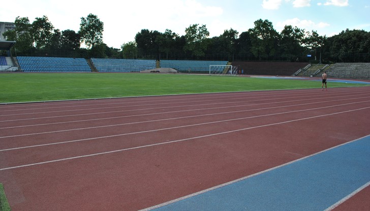 Средствата ще се вложат в обновяване на терена според изискванията на БФС и ново осветление