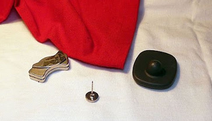 Мощните магнити от харддиска безпроблемно разкопчават здраво хванатата аларма