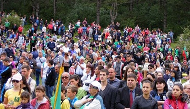 Над 2 500 души от цялата страна се изкачиха до легендарния връх "Околчица" във Врачанския балкан за да се поклонят пред паметта на Ботев