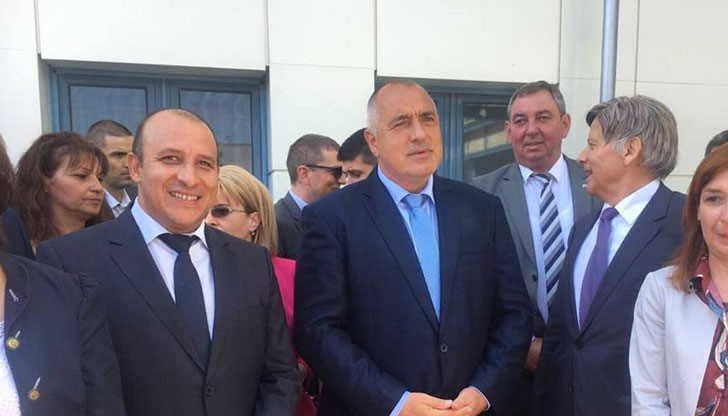 Дете в народна носия припадна от адската жега в Раковски