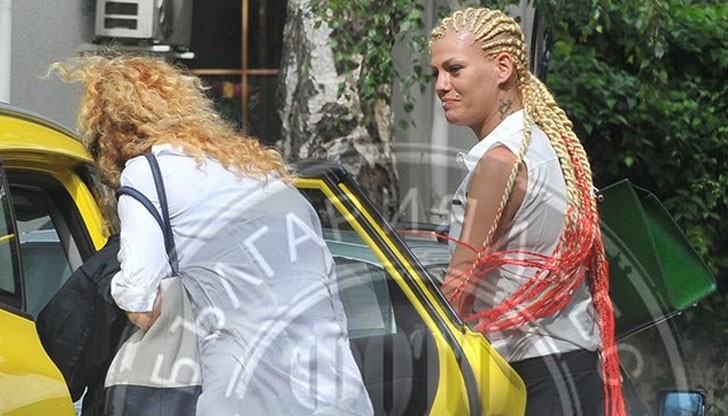 Днес Жана е блондинка, заменила е също така маратонките и кецовете с... висок ток