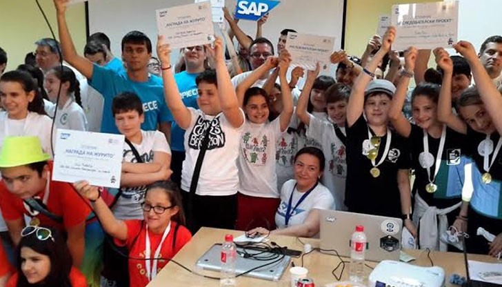 Учениците се явиха на първия Фестивал по роботика в България с два отбора